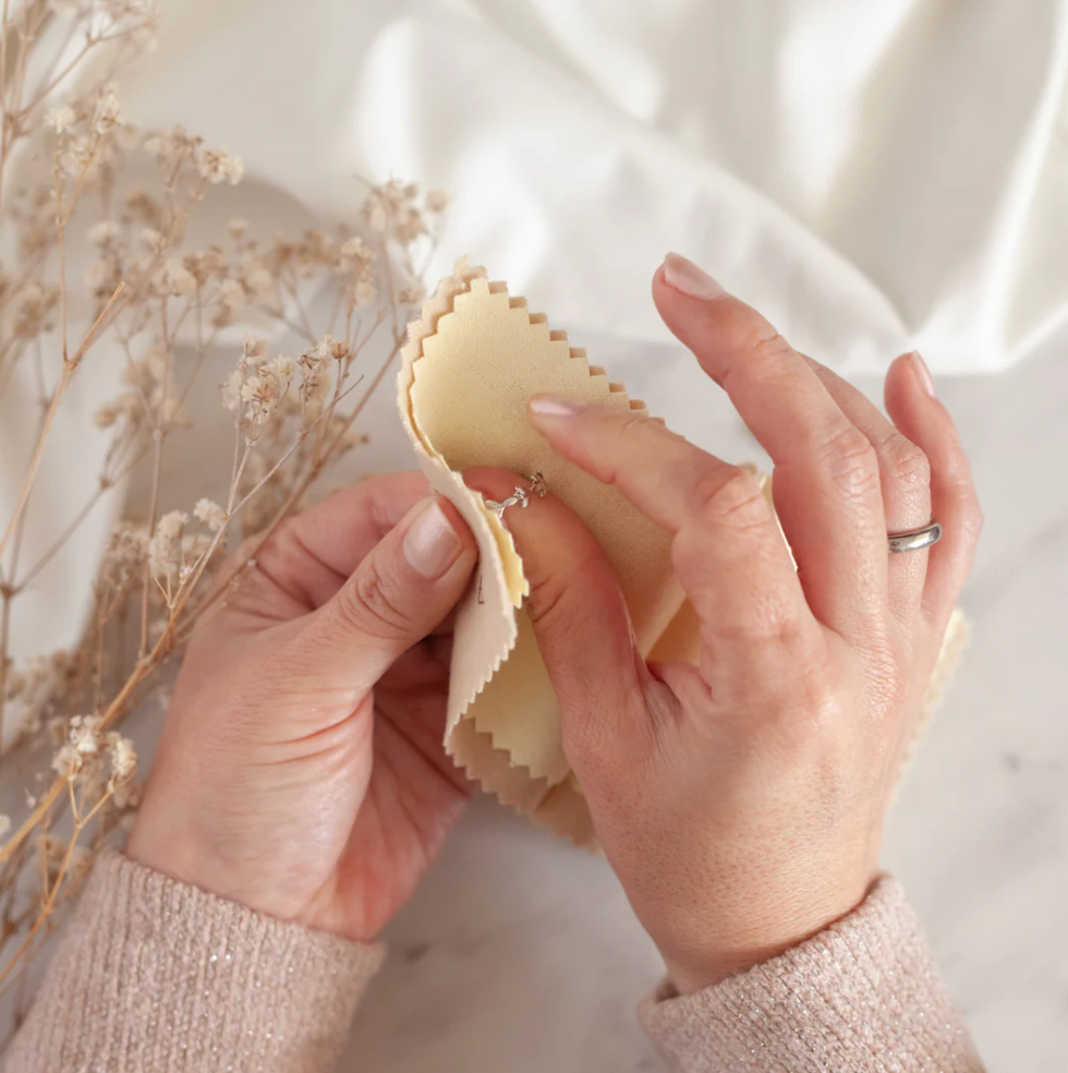 El arte de cuidar tus joyas: Guía para limpiar y mantener su brillo en casa