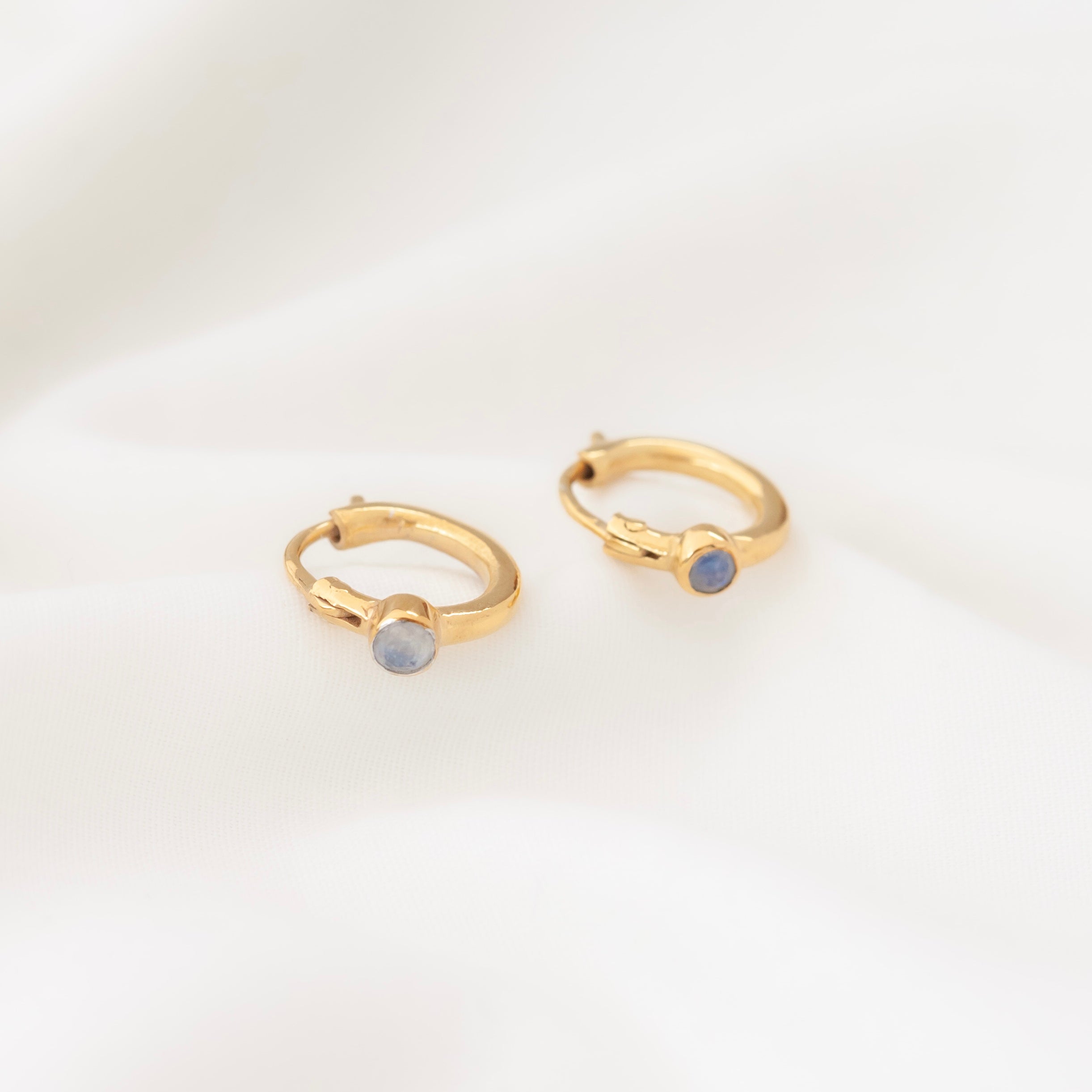 Argollas Mia con Piedra luna gold