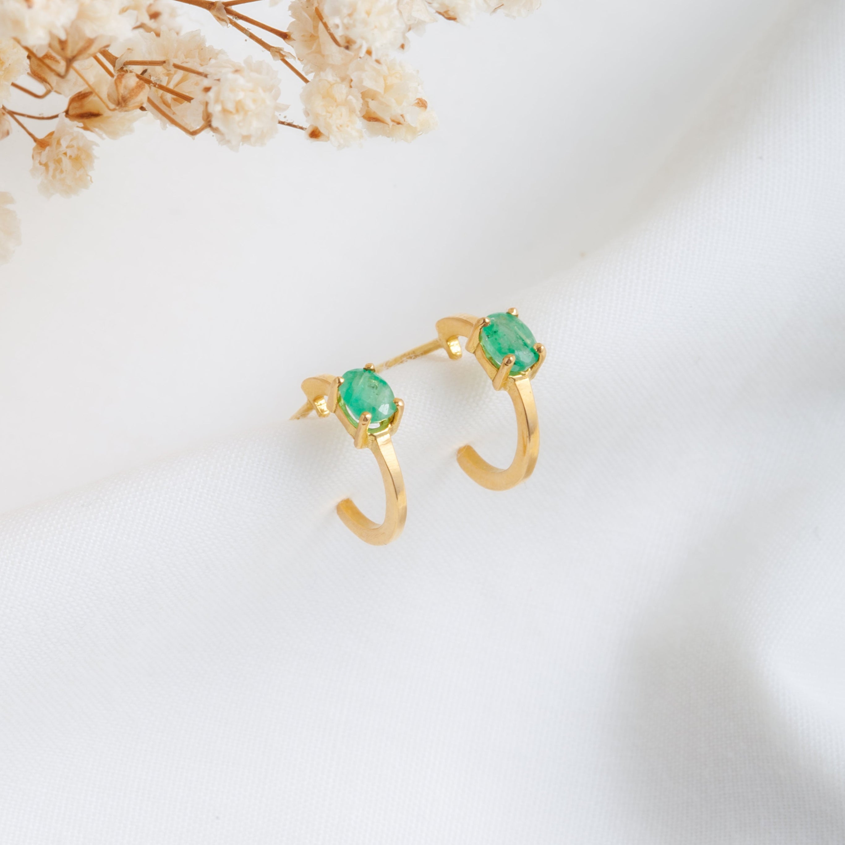 Argollas lisas con Esmeralda