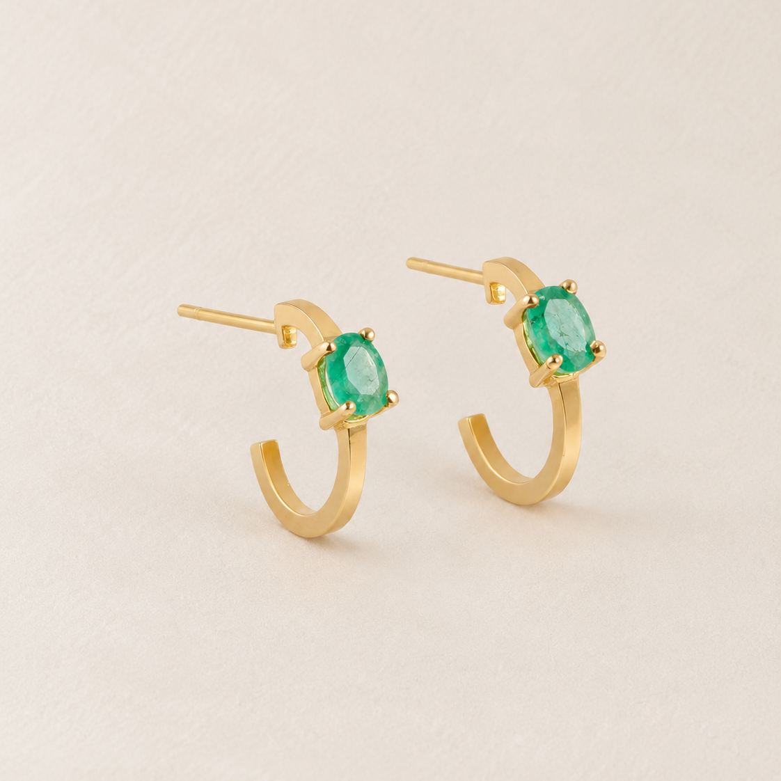 Argollas lisas con Esmeralda