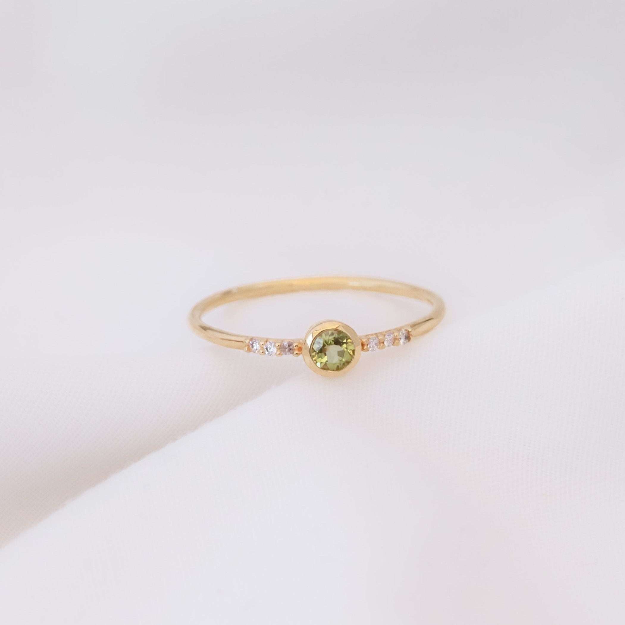 Anillo Marie con Peridoto corte redondo y Diamantes