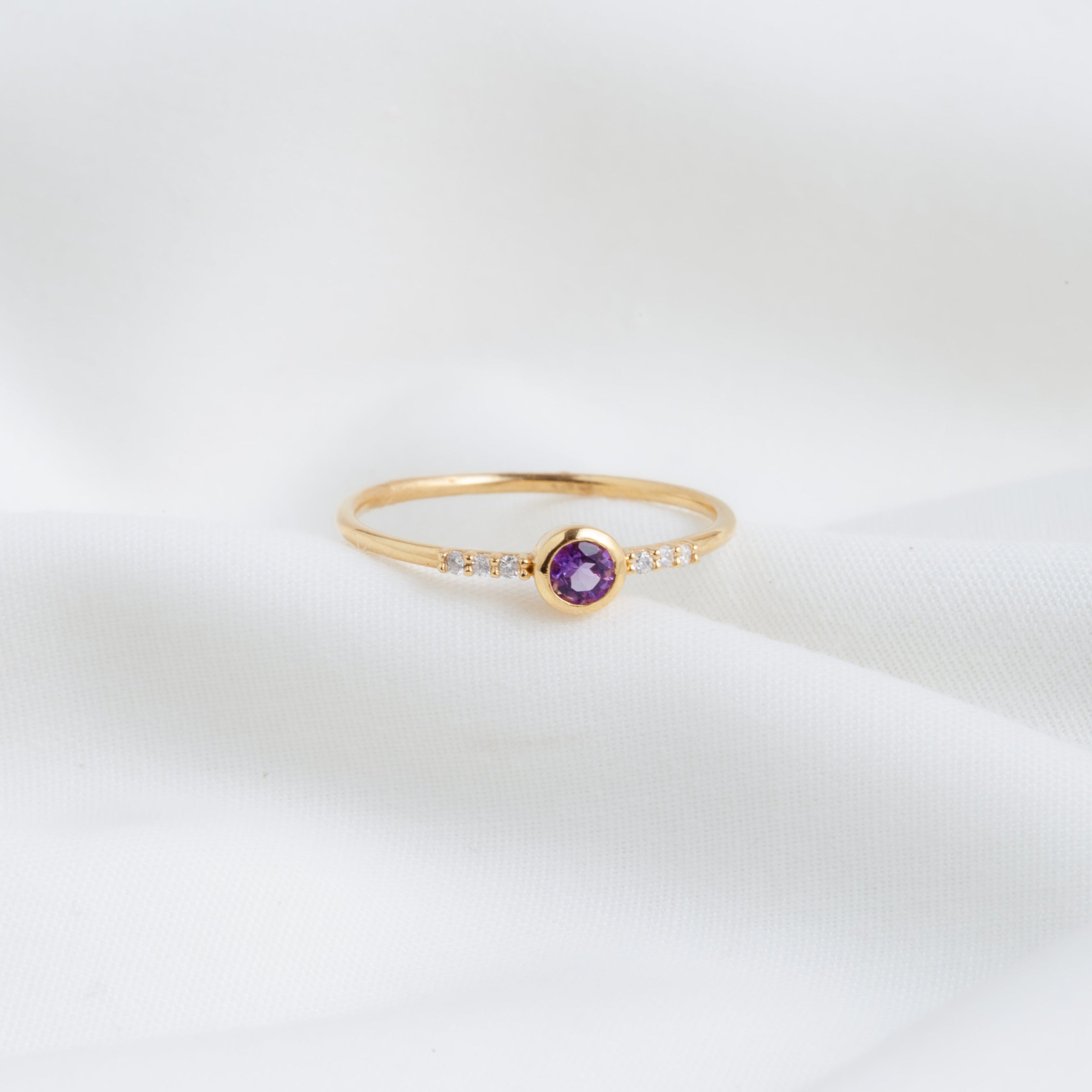 Anillo Marie con Amatista corte redondo y 6 Diamantes