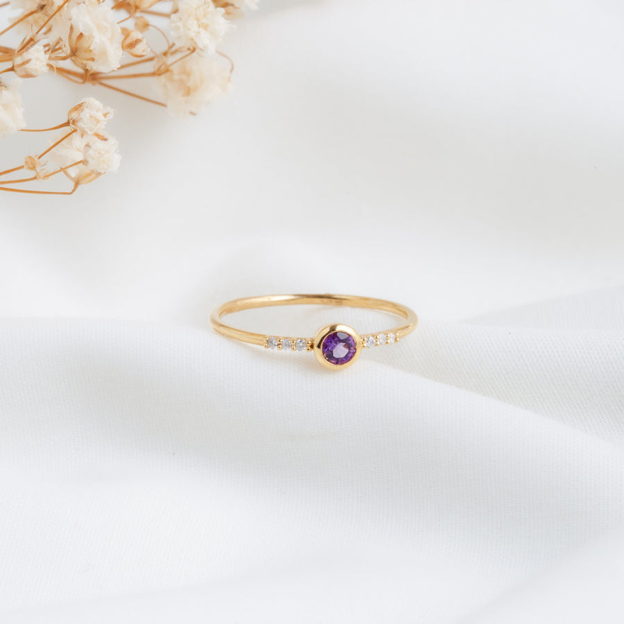 Anillo Marie con Amatista corte redondo y 6 Diamantes