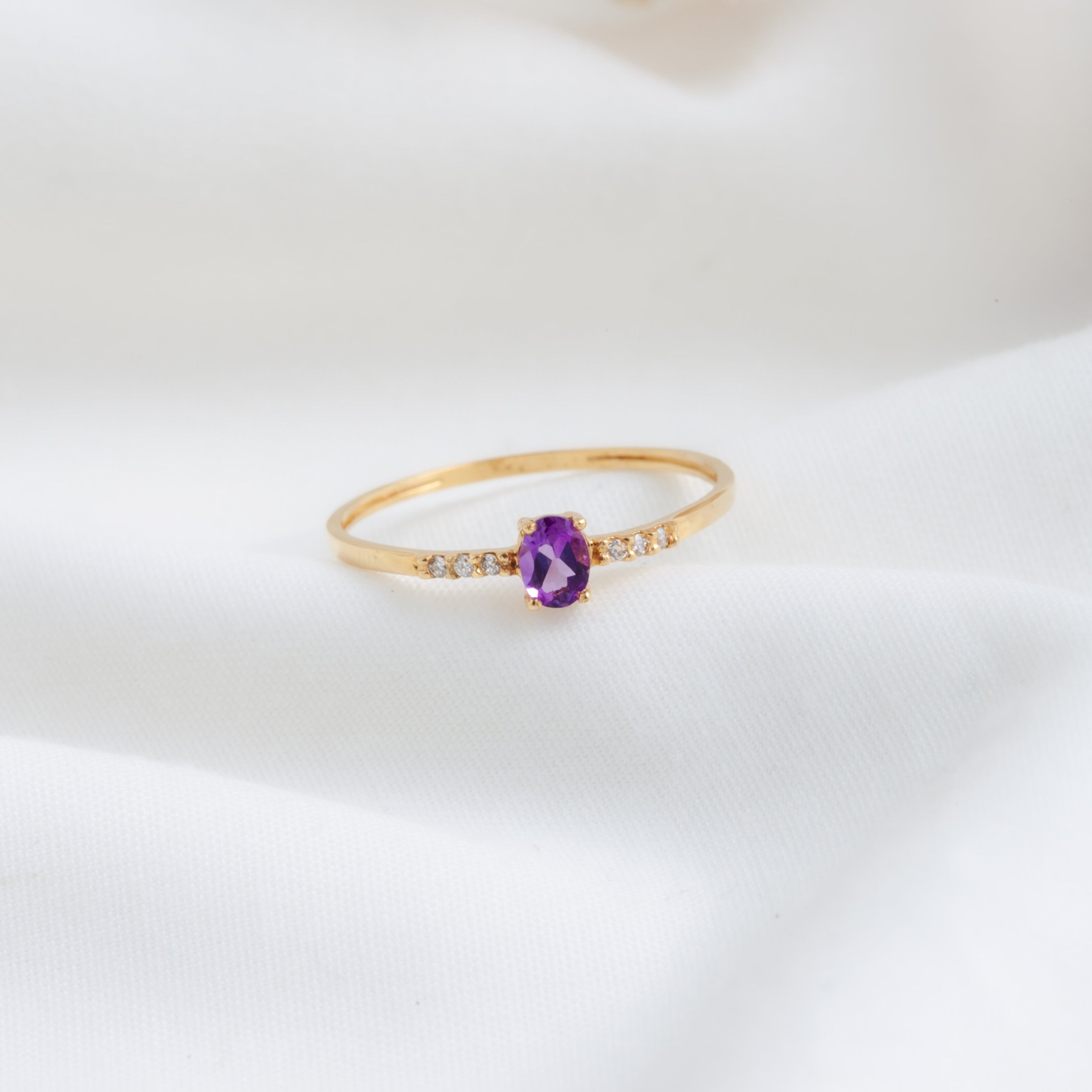 Anillo Marie con Amatista oval y Diamantes