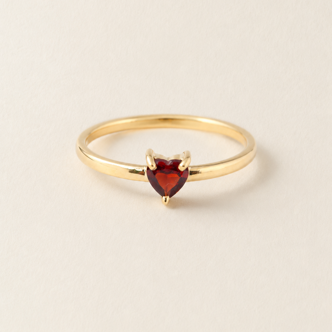 Anillo Corazón con Granate rojo