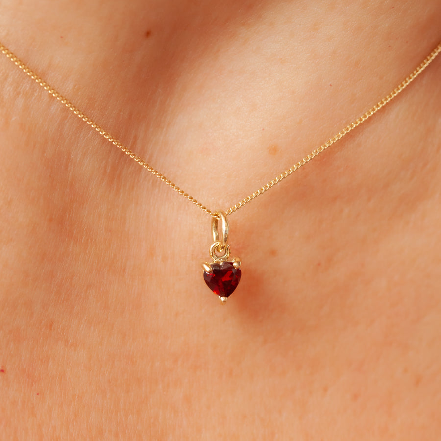 Dije Corazón con Granate rojo