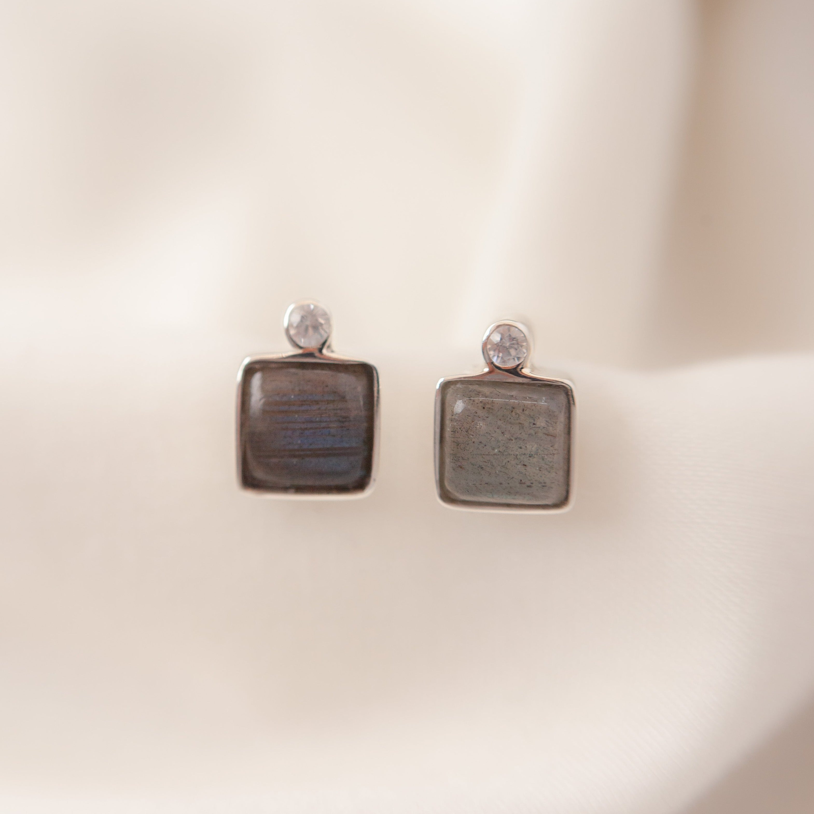 Aretes Apolline Labradorita y Zafiro blanco silver